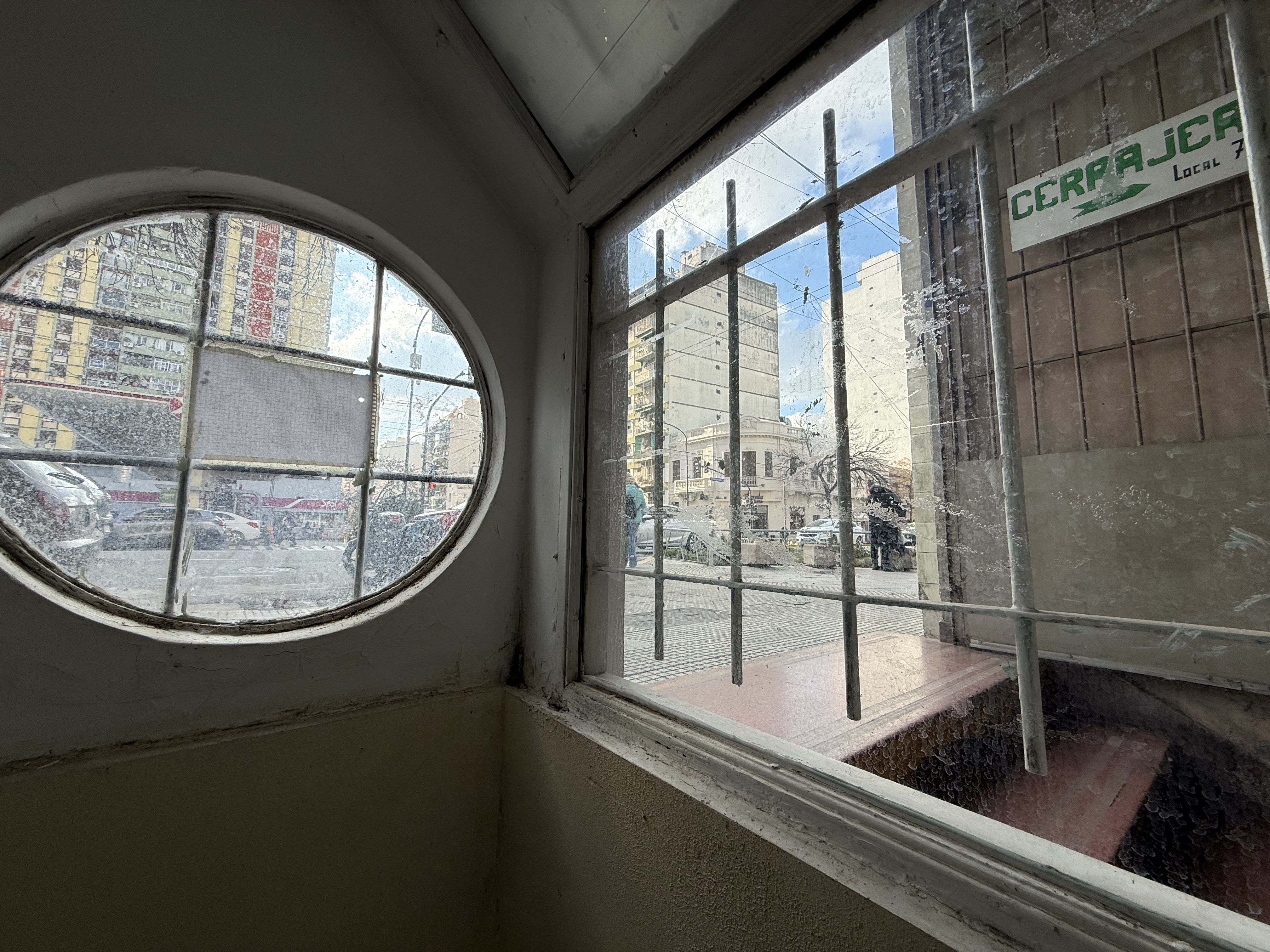 Venta local comercial con vidriera a la calle en Caballito