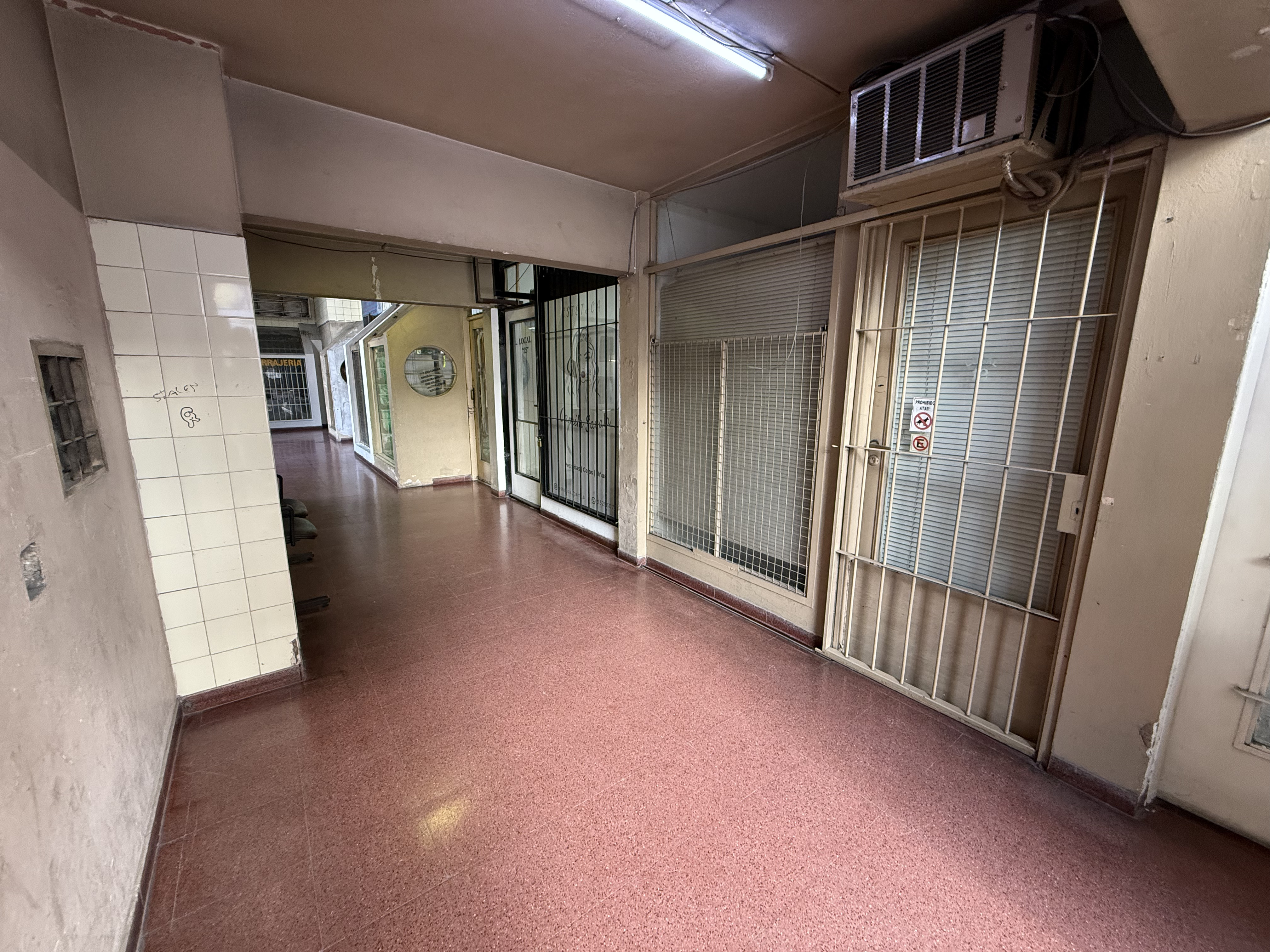 Venta local comercial con vidriera a la calle en Caballito