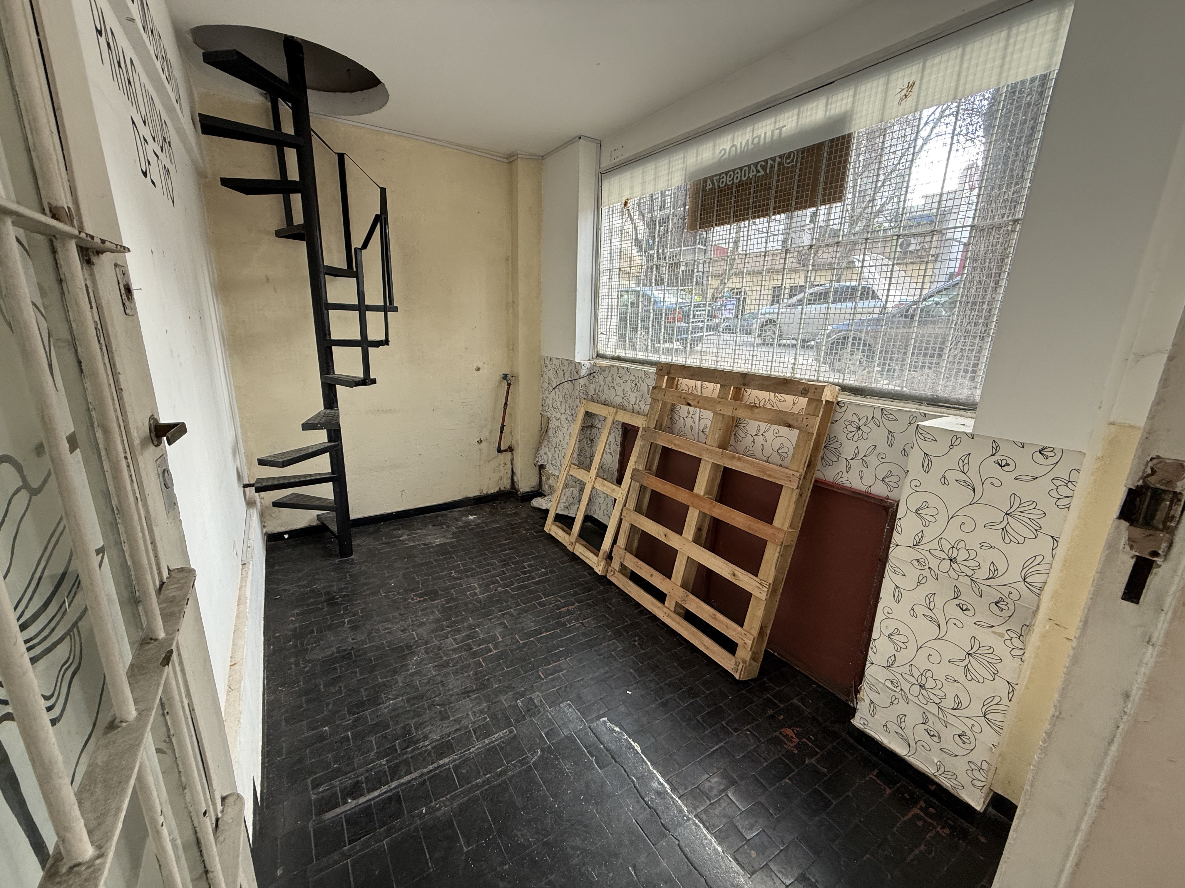 Venta local comercial con vidriera a la calle en Caballito