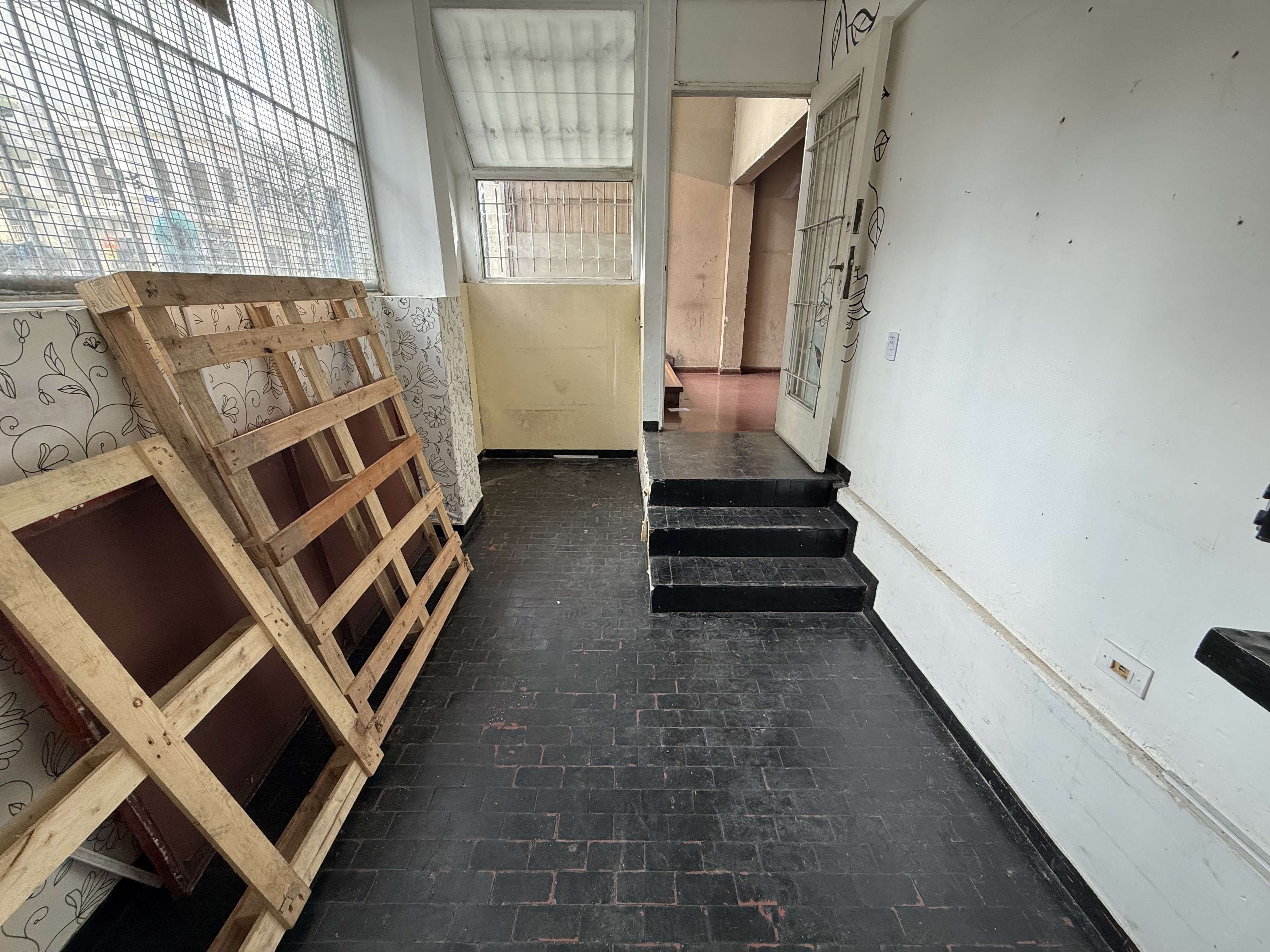 Venta local comercial con vidriera a la calle en Caballito