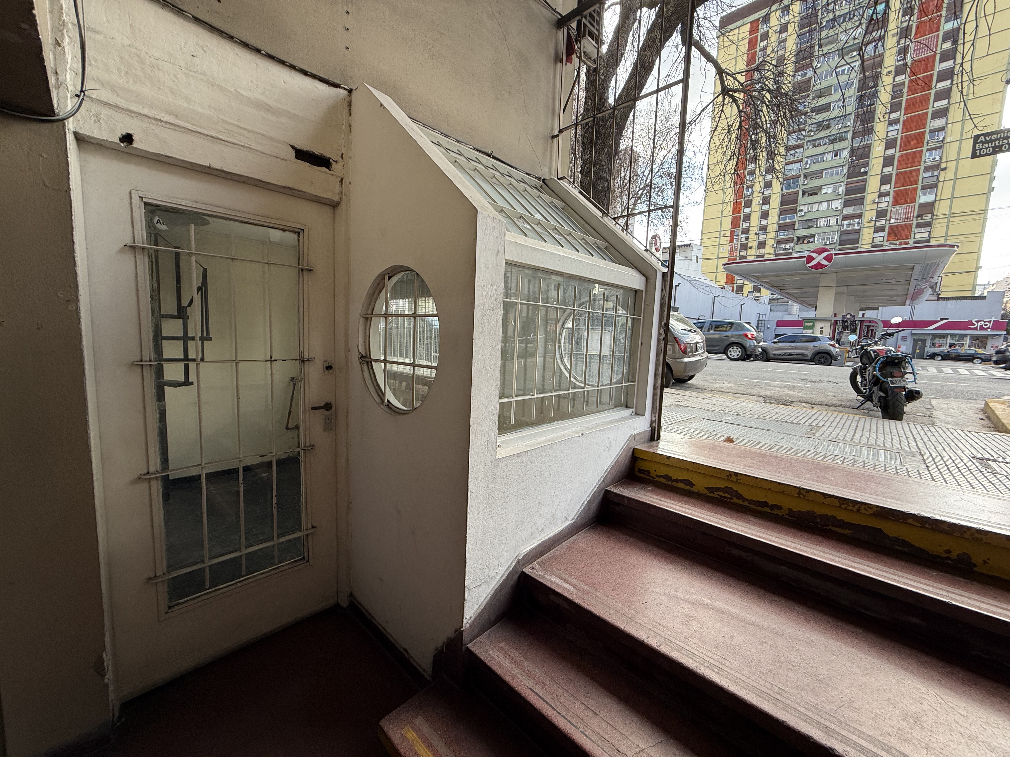 Venta local comercial con vidriera a la calle en Caballito