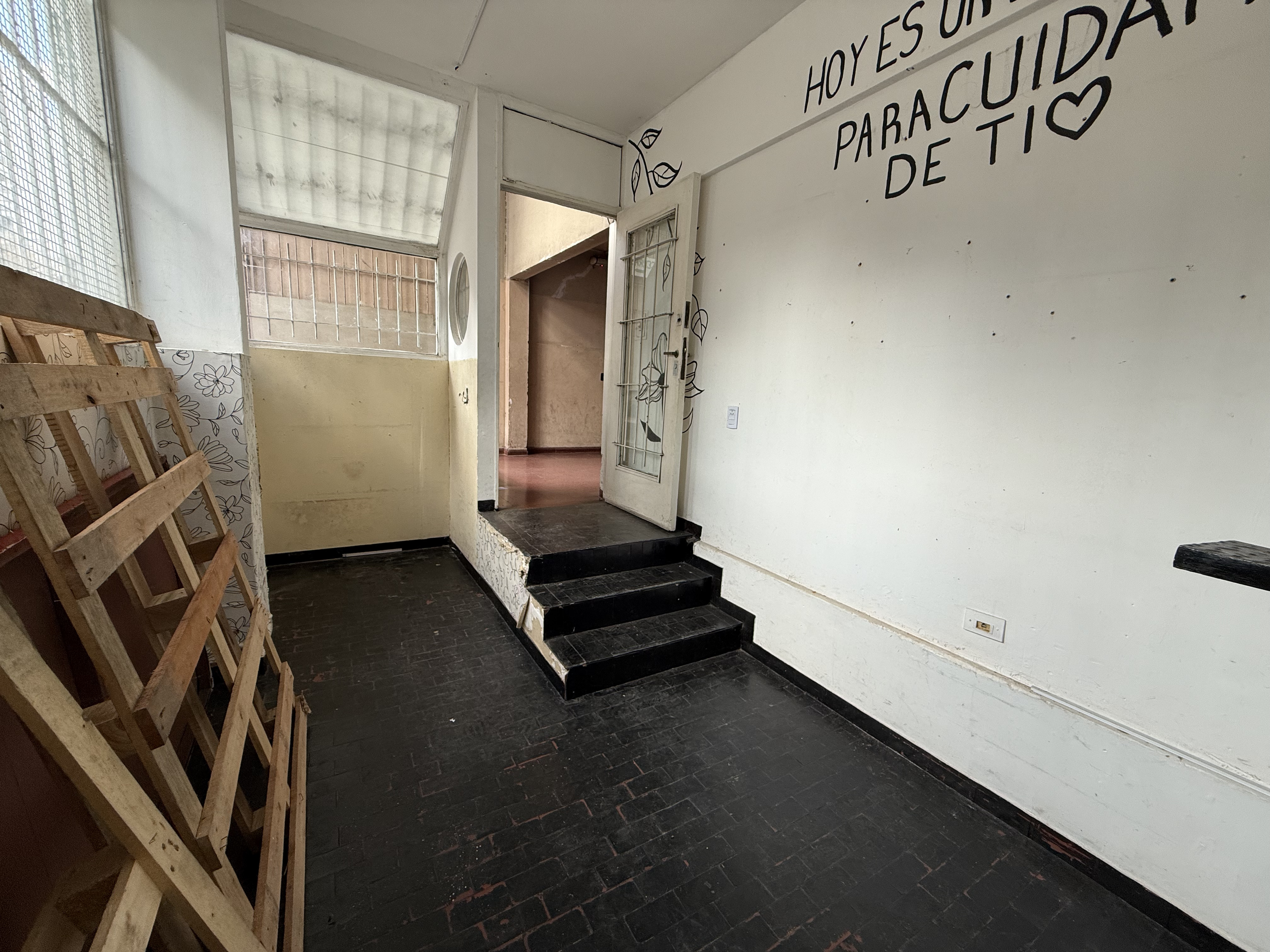 Venta local comercial con vidriera a la calle en Caballito
