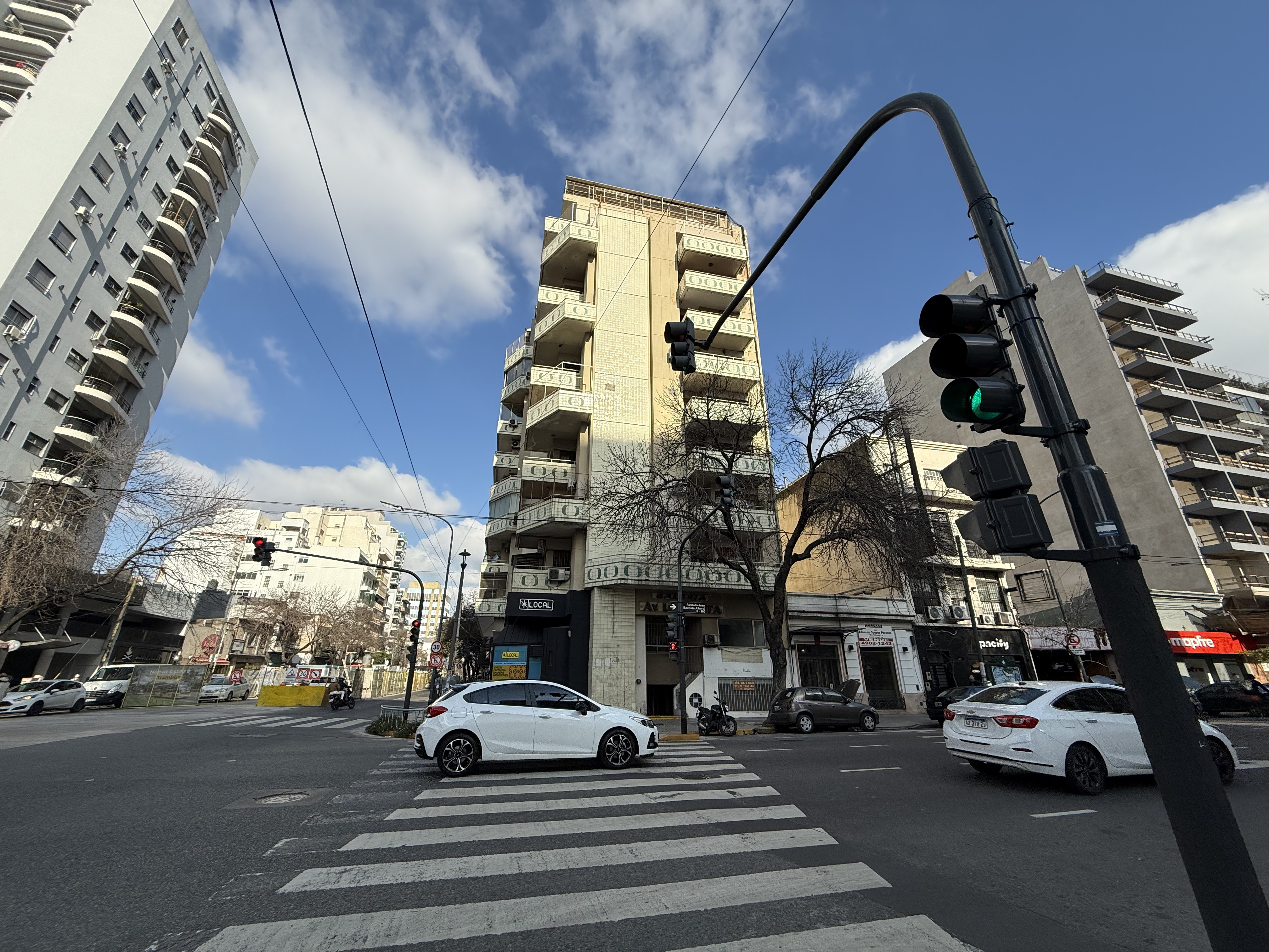 Venta local comercial con vidriera a la calle en Caballito