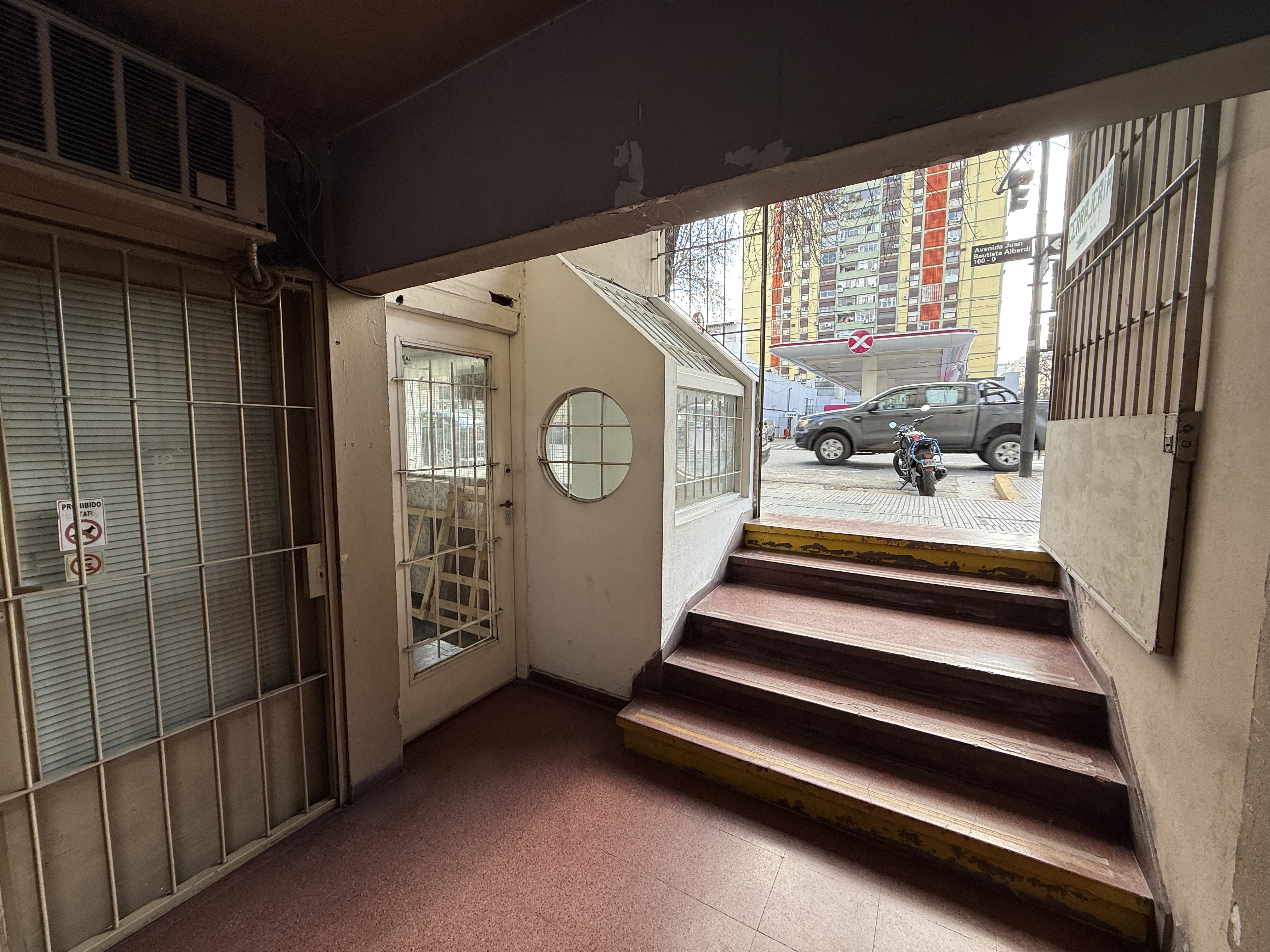 Venta local comercial con vidriera a la calle en Caballito