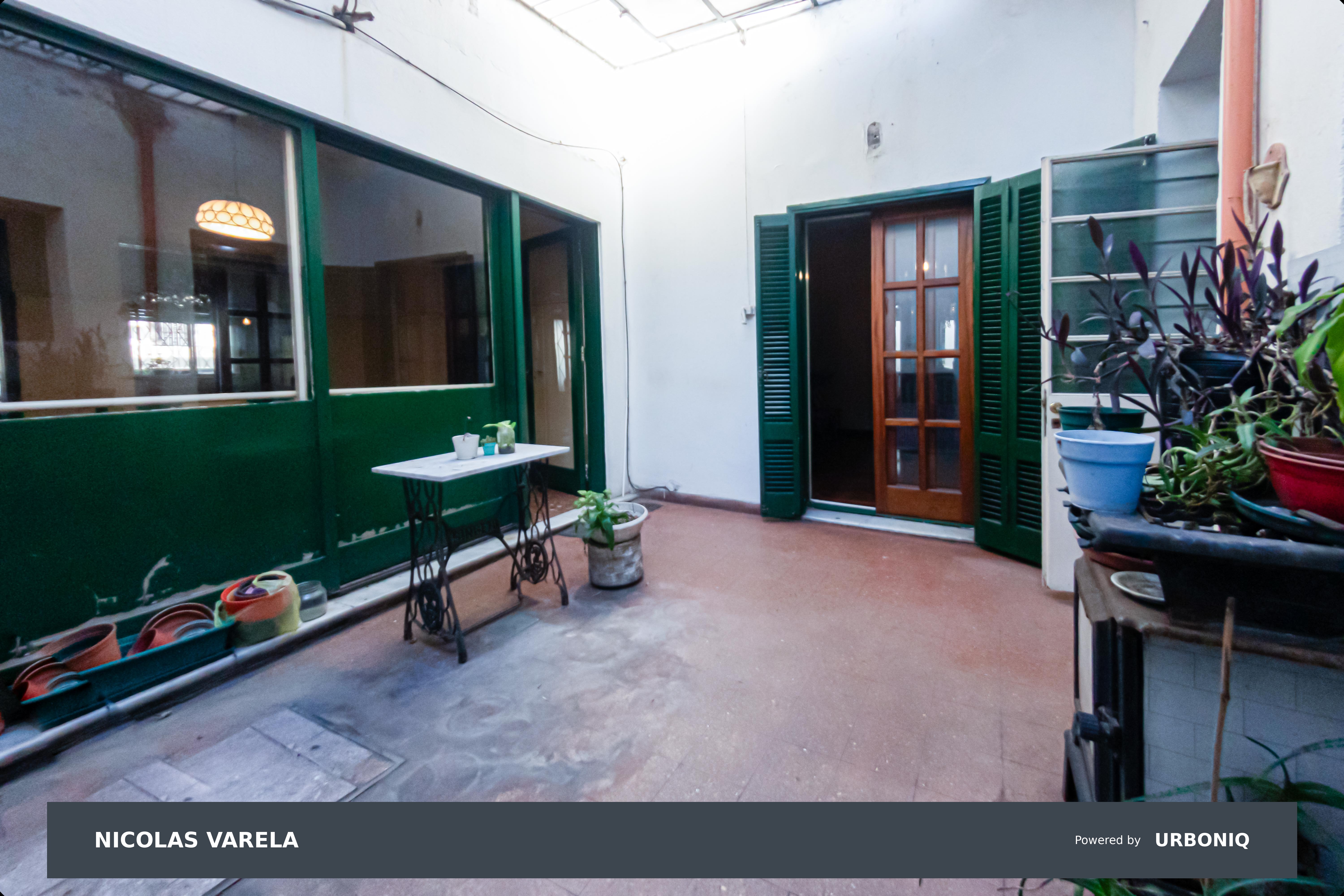 VENTA CASA 4 AMBIENTES, CON TERRAZA, PATIO, QUINCHO Y PARRILLA EN ALMAGRO