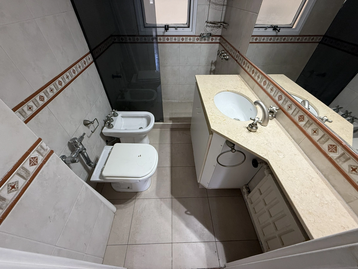 Venta departamento 5 Ambientes reciclado y con cochera en Retiro