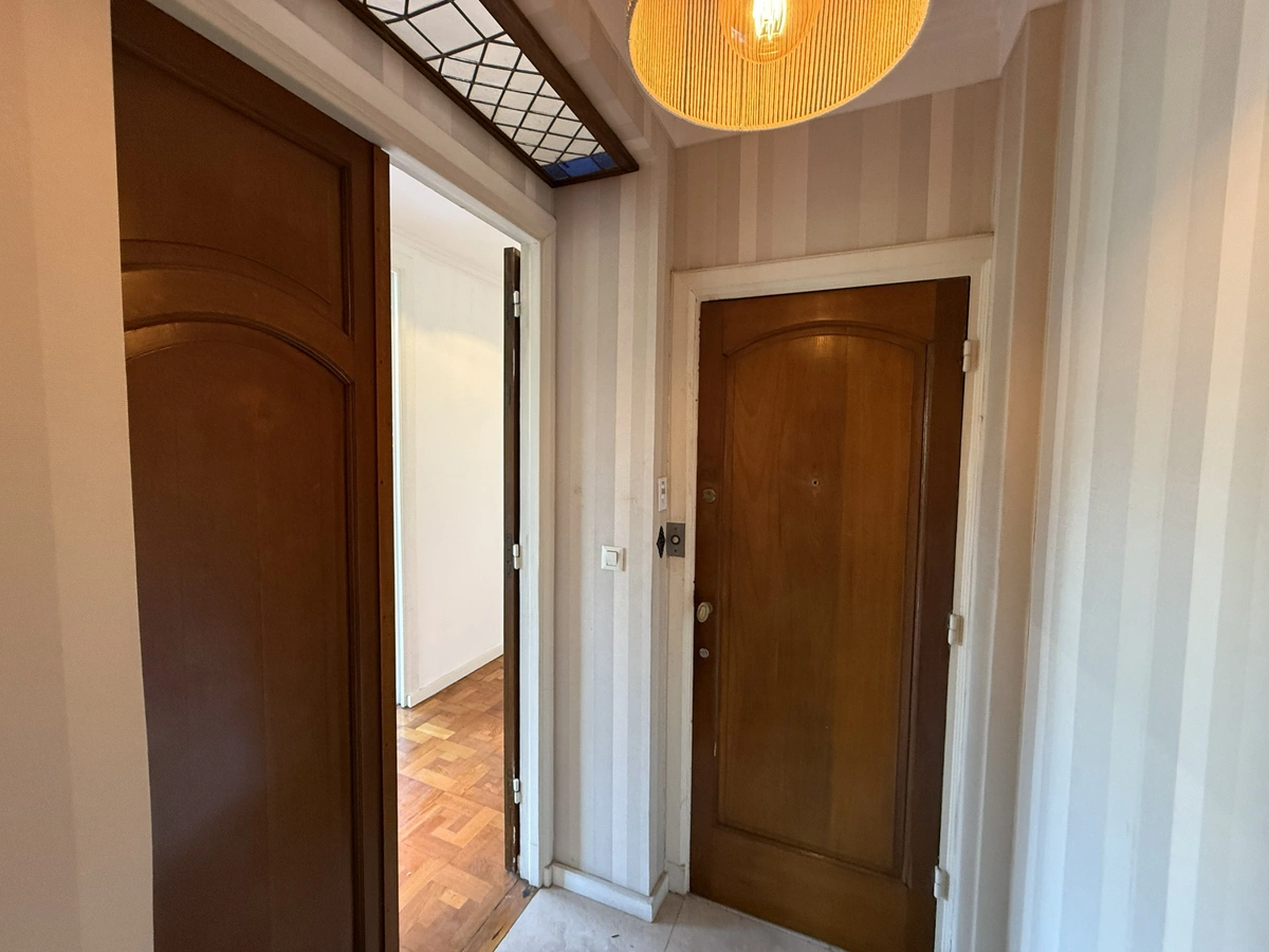 Venta departamento 5 Ambientes reciclado y con cochera en Retiro