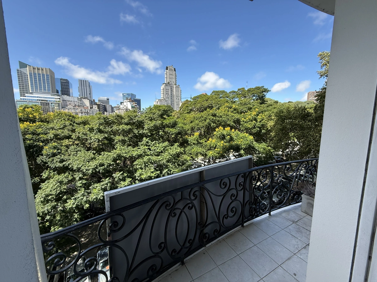 Venta departamento 5 Ambientes reciclado y con cochera en Retiro