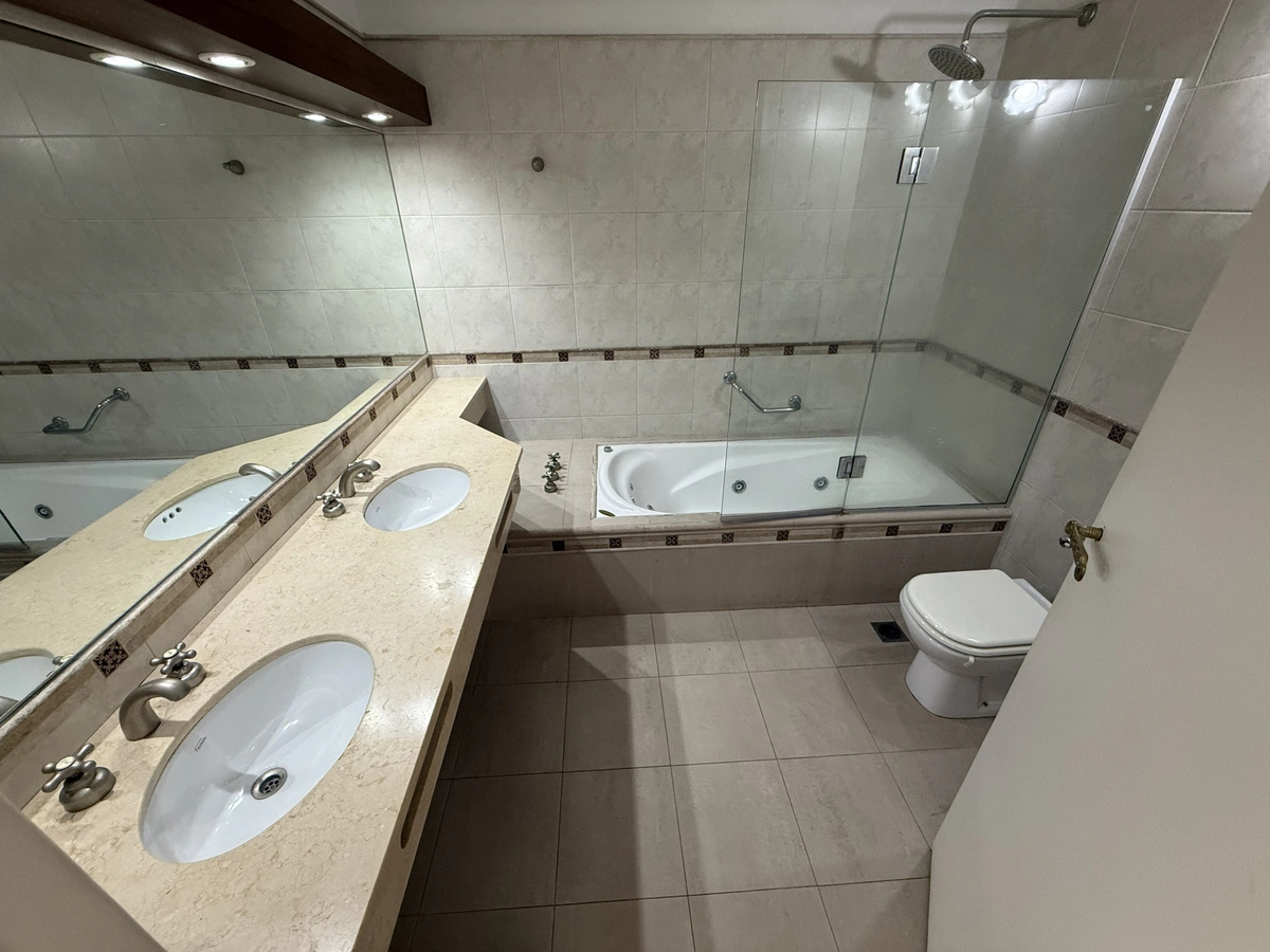 Venta departamento 5 Ambientes reciclado y con cochera en Retiro