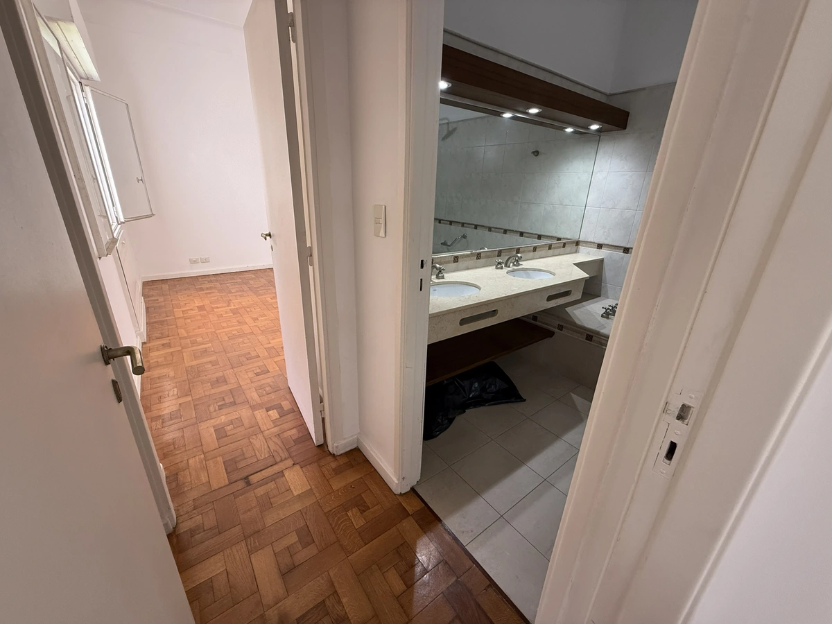 Venta departamento 5 Ambientes reciclado y con cochera en Retiro