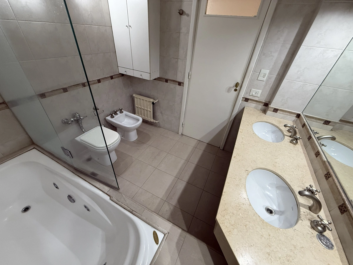 Venta departamento 5 Ambientes reciclado y con cochera en Retiro