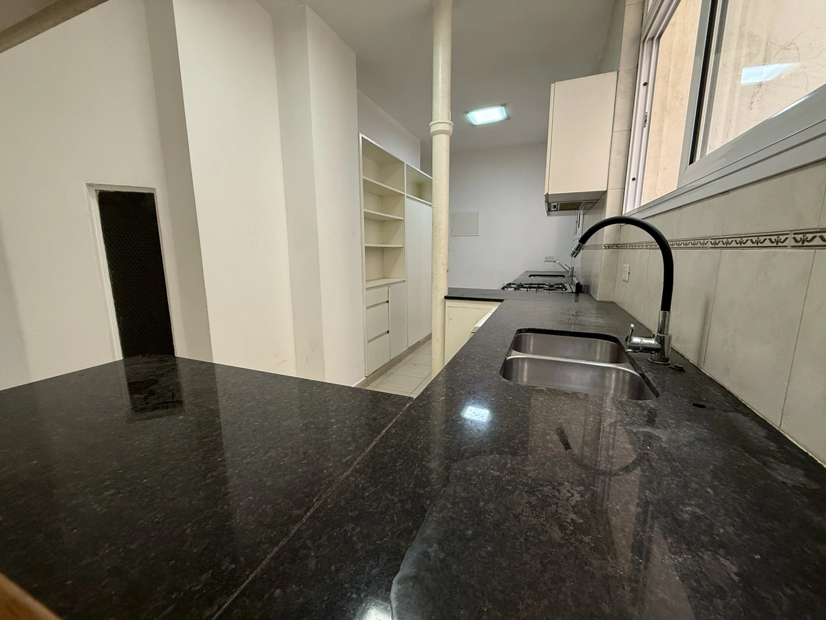 Venta departamento 5 Ambientes reciclado y con cochera en Retiro