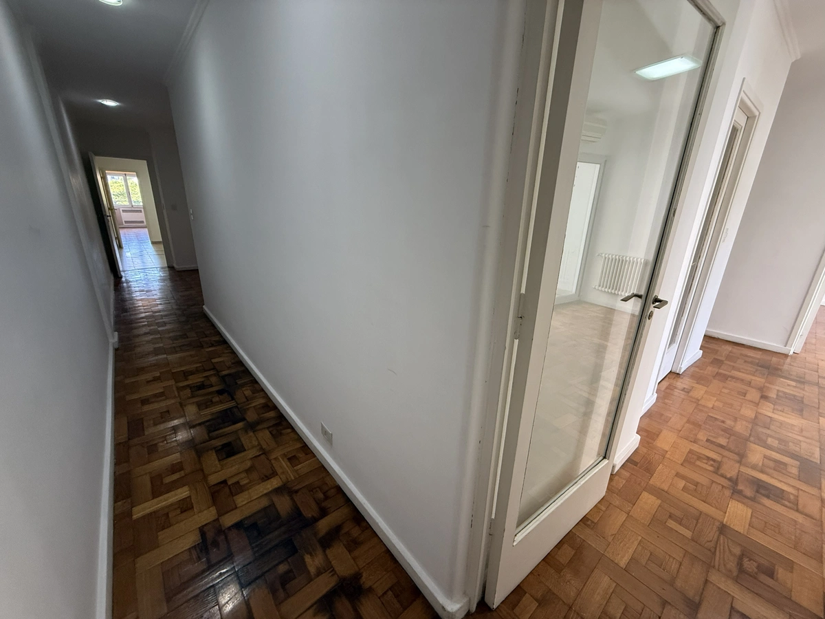 Venta departamento 5 Ambientes reciclado y con cochera en Retiro