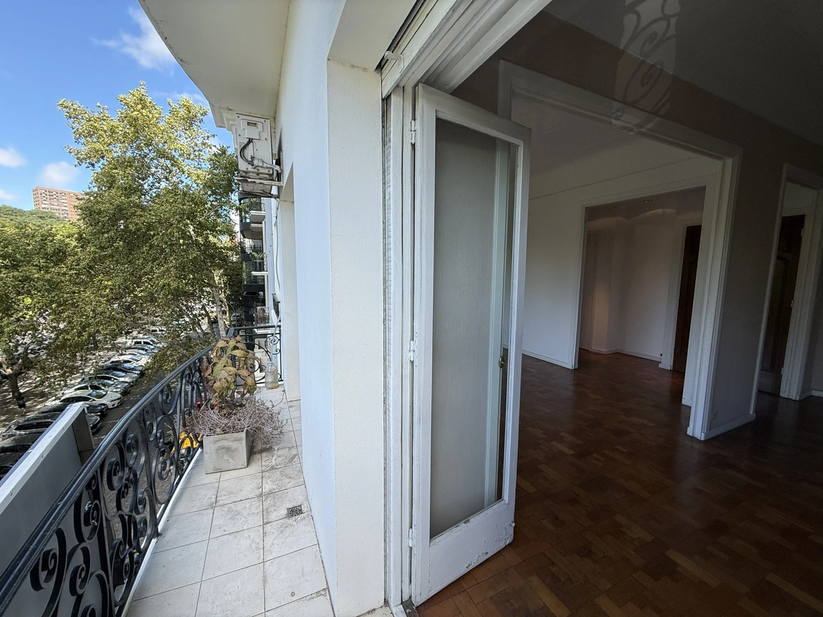 Venta departamento 5 Ambientes reciclado y con cochera en Retiro