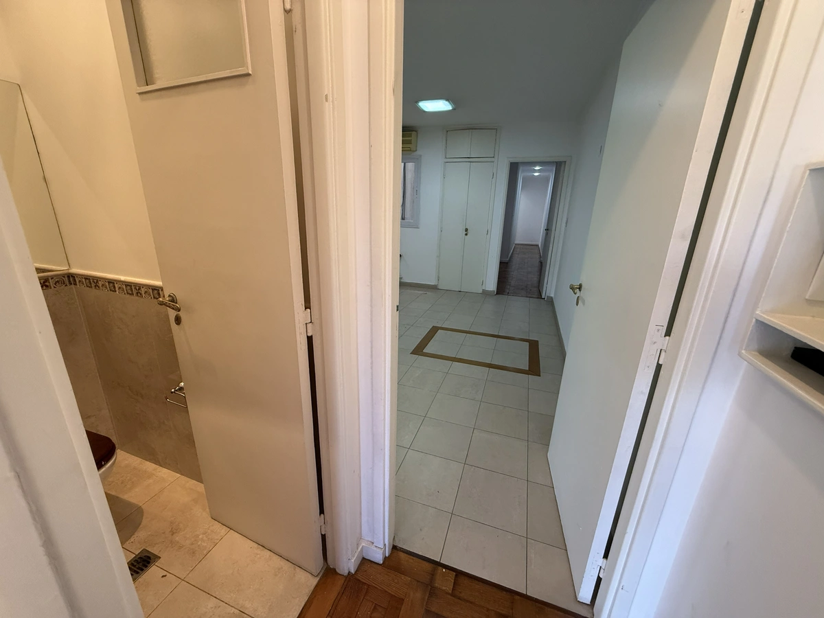 Venta departamento 5 Ambientes reciclado y con cochera en Retiro