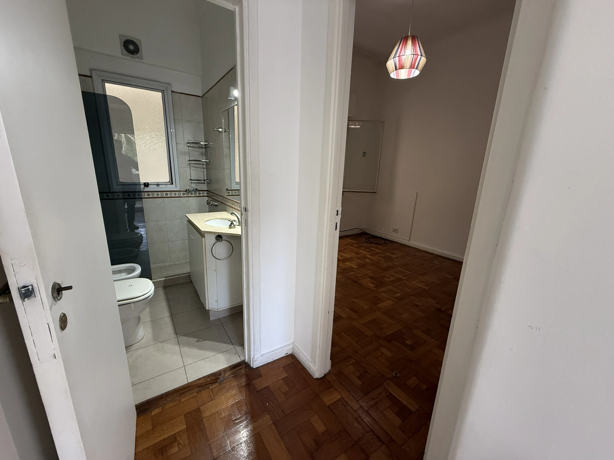 Venta departamento 5 Ambientes reciclado y con cochera en Retiro