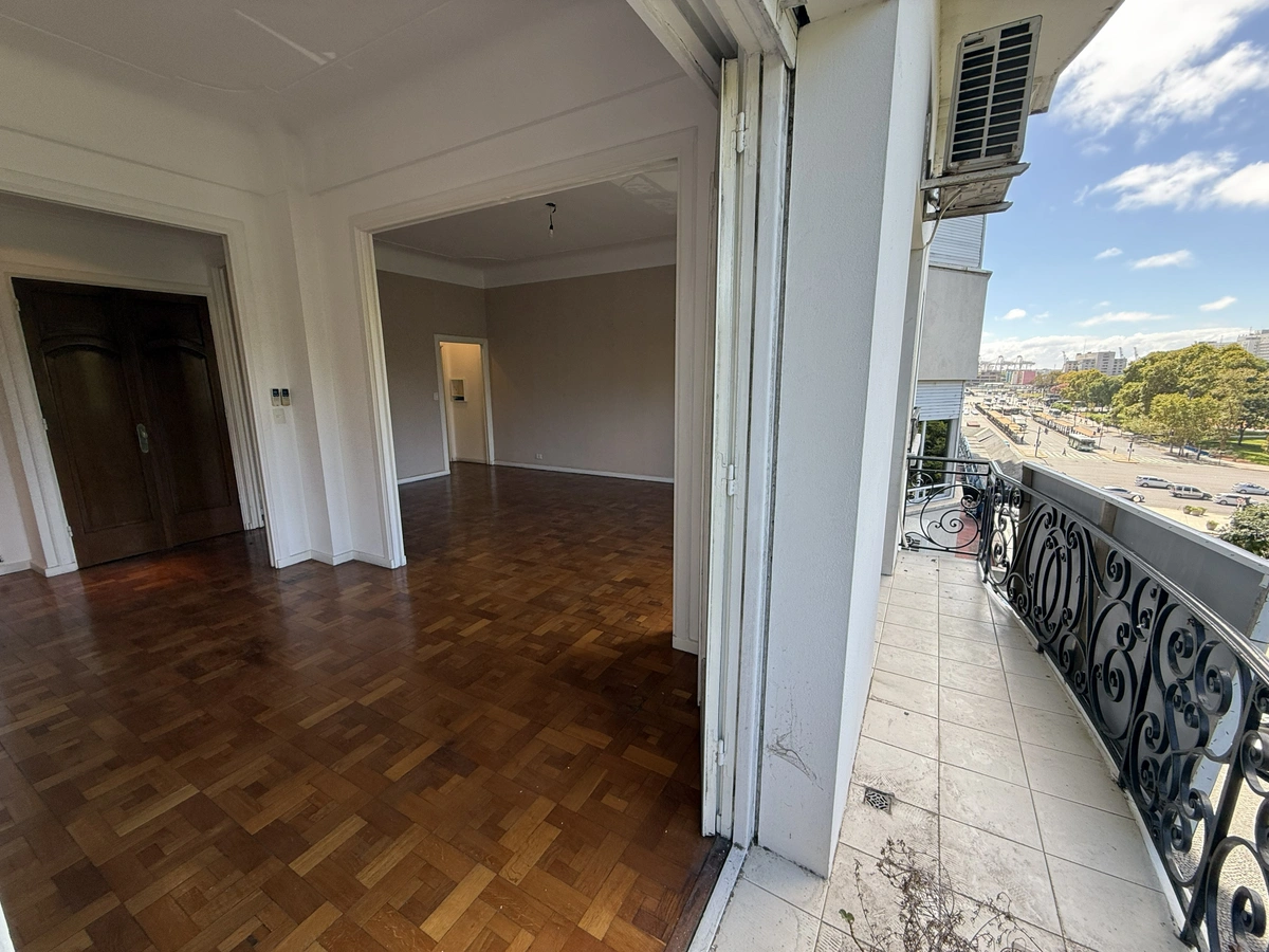 Venta departamento 5 Ambientes reciclado y con cochera en Retiro