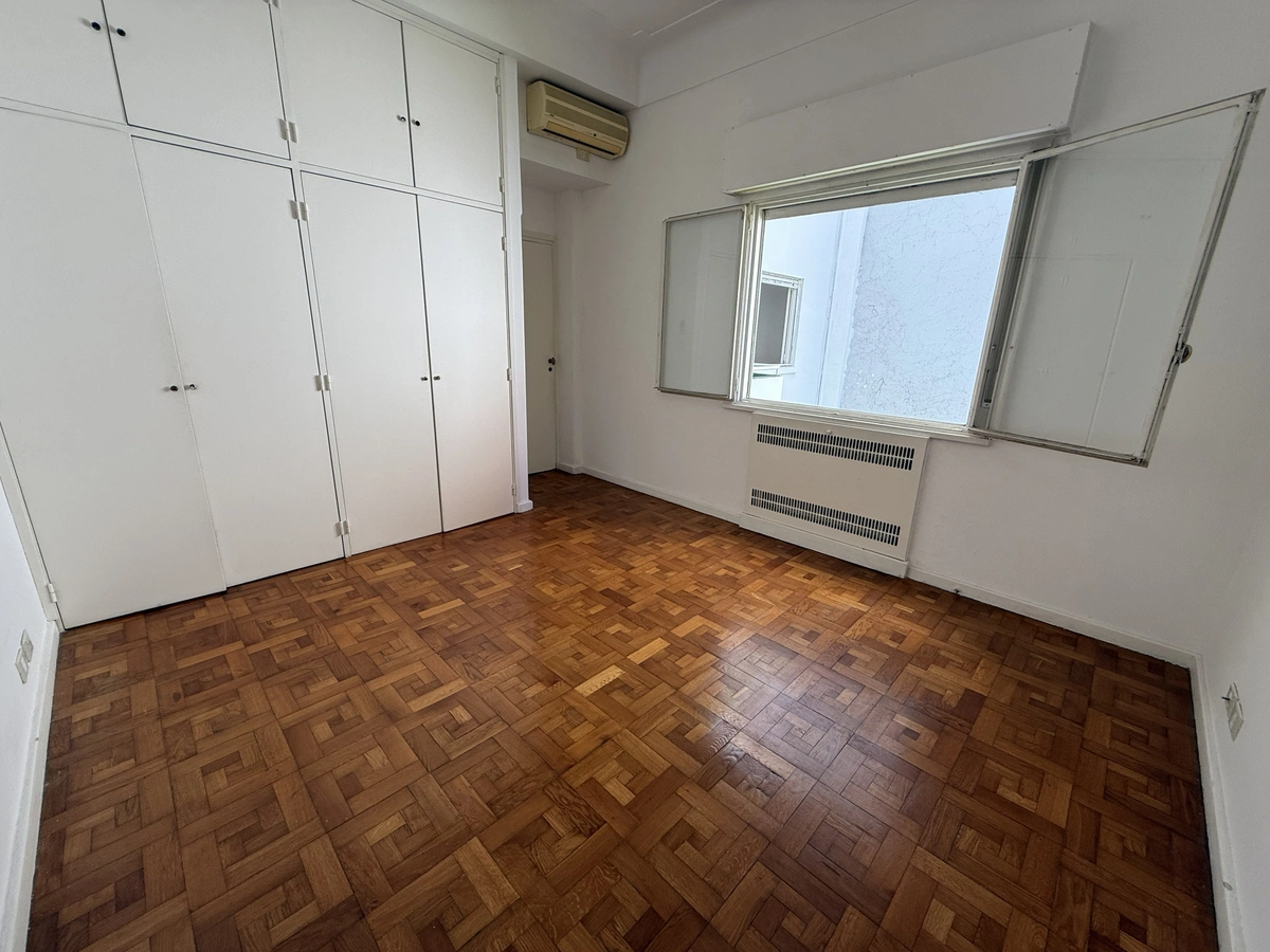 Venta departamento 5 Ambientes reciclado y con cochera en Retiro