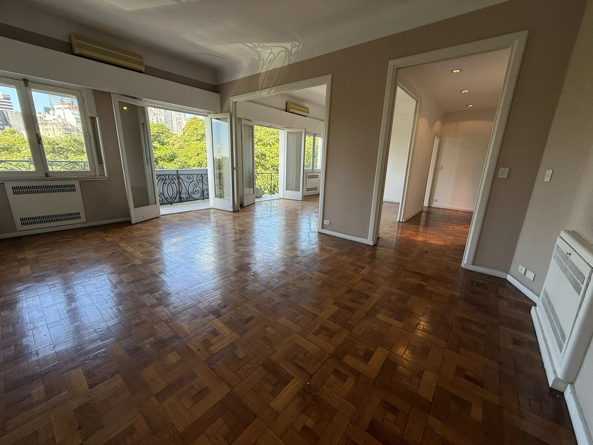 Venta departamento 5 Ambientes reciclado y con cochera en Retiro