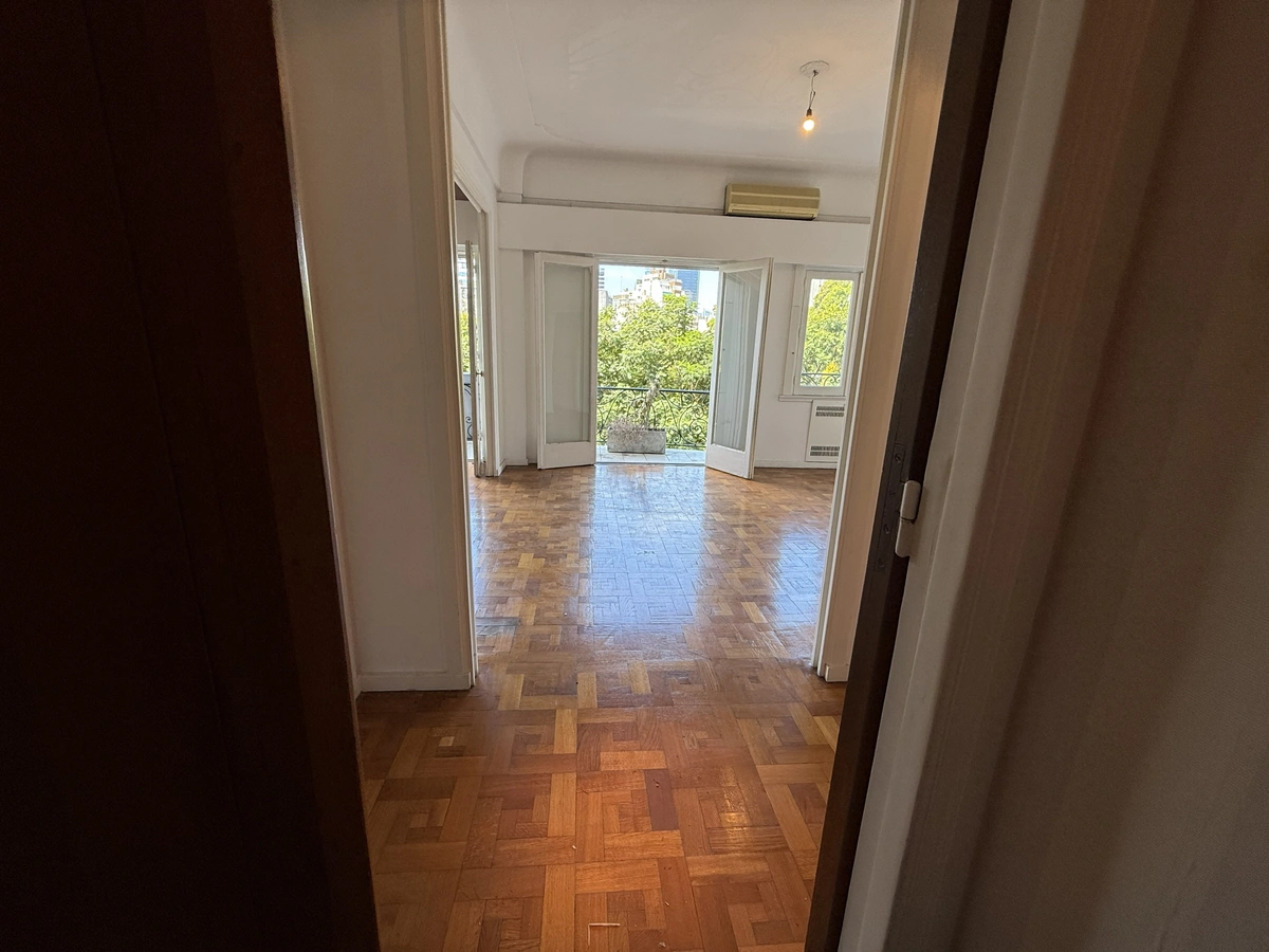 Venta departamento 5 Ambientes reciclado y con cochera en Retiro